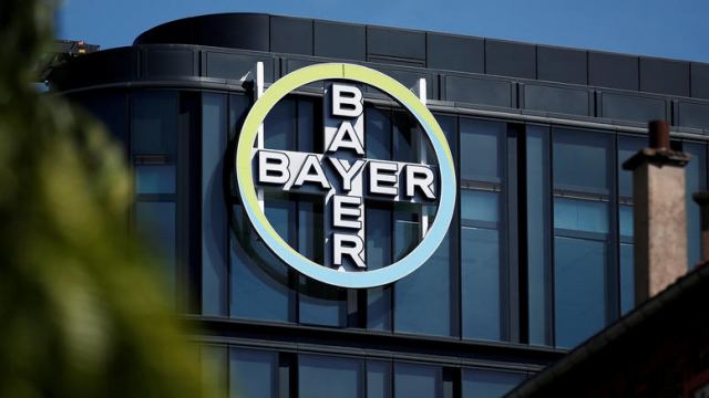 Νέο πλήγμα για την Bayer: 2 δισ. σε ζευγάρι καρκινοπαθών για ζιζανιοκτόνο