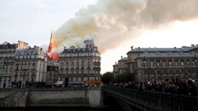 Πυρκαγιά στην Παναγία των Παρισίων: Εκκενώνεται το Ιλ ντε λα Σιτέ