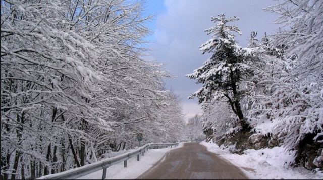 Χιονίζει προς Καρπενήσι - Ποια χωριά ντύθηκαν στα λευκά