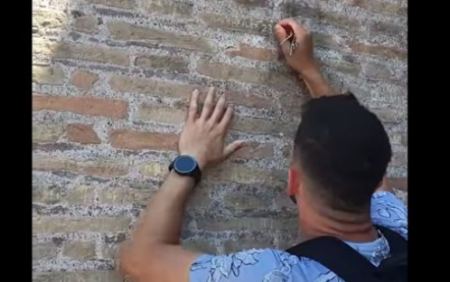 Τουρίστας βανδάλισε τοίχο του Κολοσσαίου - Xάραξε ονόματα με τα κλειδιά του (ΒΙΝΤΕΟ)