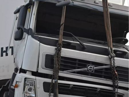 Φορτηγό έπεσε σε γκρεμό 50 μέτρων στο Μικρό Σέσι στον Μαραθώνα - Ανασύρθηκαν τραυματίες ο οδηγός και η σύζυγός του