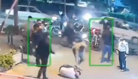 Ιράν: Αστυνομικοί με πολιτικά ξυλοκοπούν άγρια και πυροβολούν εξ επαφής άνδρα- Συγκλονιστικό βίντεο