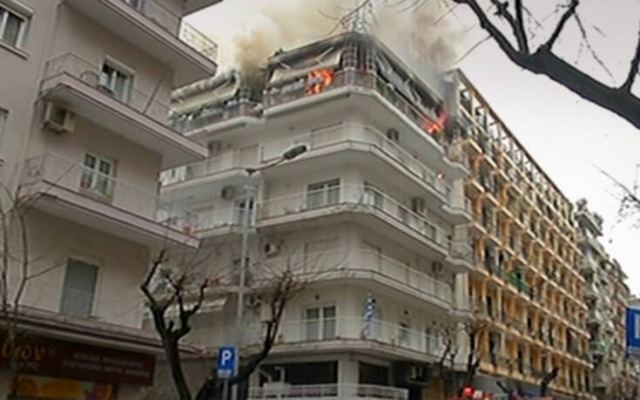 Νεκρή ηλικιωμένη στο διαμέρισμα που τυλίχτηκε στις φλόγες στη Θεσσαλονίκη