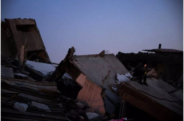Σεισμός στην Τουρκία: Αυτή είναι η ιστορία πίσω από τη φωτογραφία του πατέρα που κρατά το χέρι της κόρης του