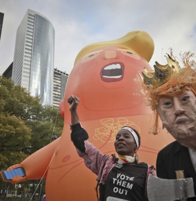 Ξανά στον ουρανό του Λονδίνου το περιβόητο μπαλόνι «Trump Baby»