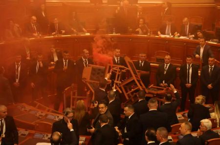 Αλβανία: Πανζουρλισμός στη Βουλή