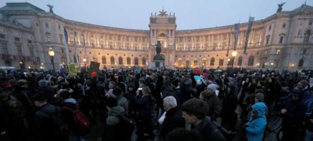 Βιέννη: Χιλιάδες διαδηλωτές στους δρόμους κατά της κυβέρνησης [εικόνες]
