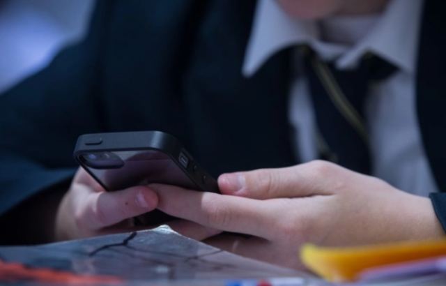 H Βρετανία απαγορεύει τα κινητά τηλέφωνα στα σχολεία