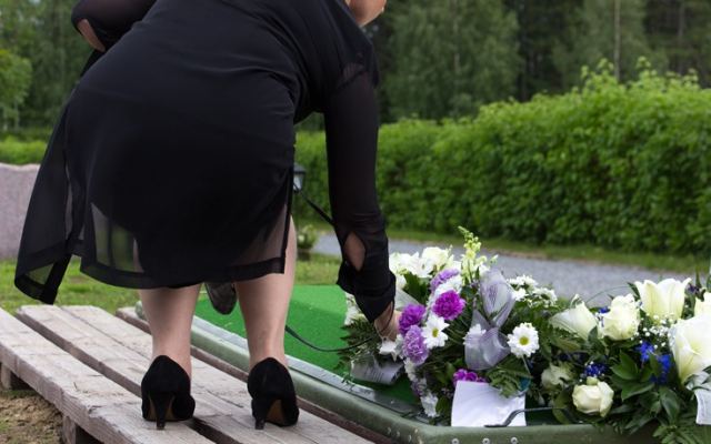 Γυναίκα πενθούσε για 14 χρόνια σε κάθε κηδεία για έναν συγκεκριμένο λόγο!