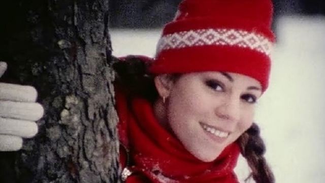 Η Μαράια Κάρεϊ γιορτάζει τα 25 χρόνια του &quot;All I want for Christmas is you&quot; - Για πρώτη φορά μας δείχνει αδημοσίευτα πλάνα από τα γυρίσματα - ΒΙΝΤΕΟ