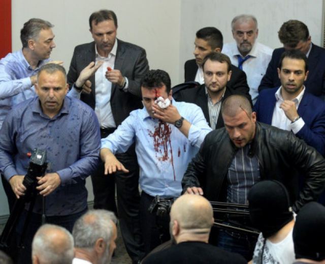 Τα Βαλκάνια &quot;φλέγονται&quot;! Βία και αίμα στα Σκόπια - Εικόνες σοκ από την εισβολή εθνικιστών στη Βουλή [pics, vids]