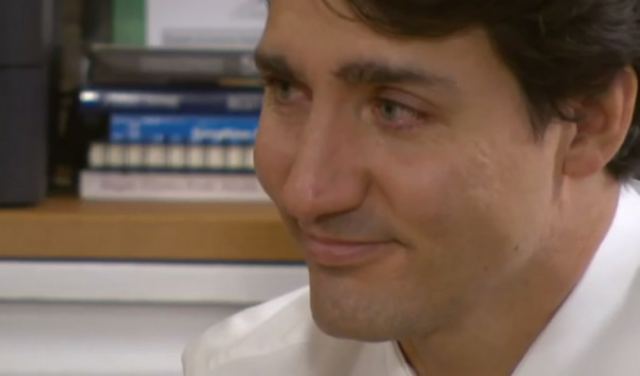 Πλάνταξε στο κλάμα ο πρωθυπουργός του Καναδά [vid]