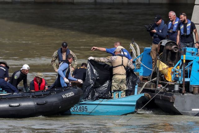 Ουγγαρία: Ακόμη δυο πτώματα ανασύρθηκαν από το ναυάγιο του Δούναβη - 13 άτομα αγνοούνται