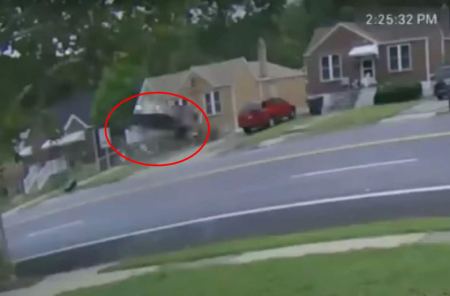 Αυτοκίνητο στο Μιζούρι εκτοξεύτηκε στον αέρα και προσγειώθηκε σε σπίτι - Συγκλονιστικό βίντεο