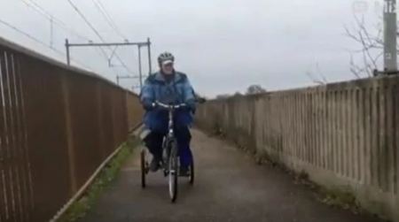 90χρονος διανύει καθημερινά 17 χιλιόμετρα με το ποδήλατό του για να επισκεφτεί την αγαπημένη του σε ίδρυμα
