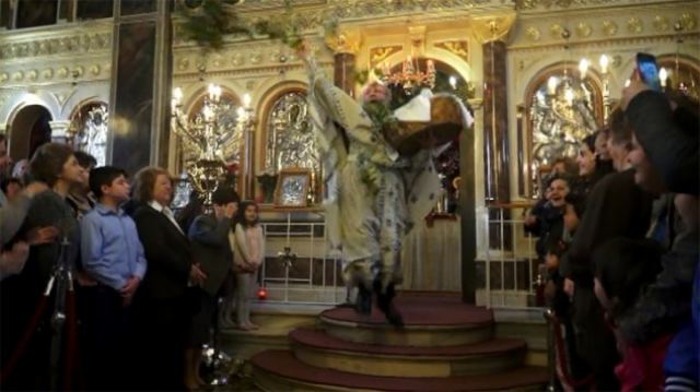 Χίος: Έκλεψε πάλι την παράσταση ο πατήρ Χριστόφορος! BINTEO