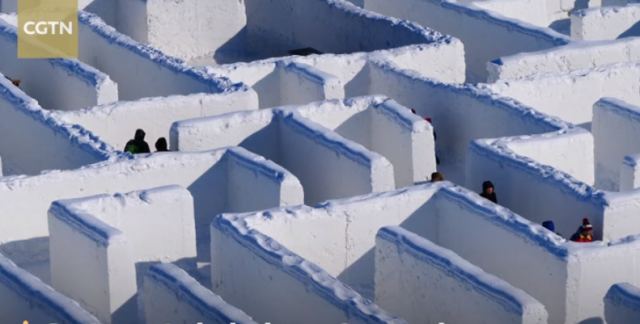 Ζευγάρι στον Καναδά δημιούργησε τον μεγαλύτερο λαβύρινθο από χιόνι