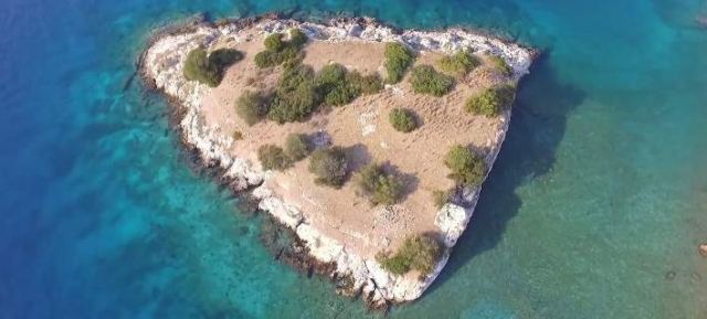 Σιδερώνα: Με drone στο νησί των βρυκολάκων -Μία απίστευτη ιστορία τρόμου στα νερά του Σαρωνικού (βίντεο)