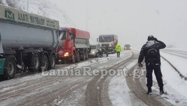 Έντονη χιονόπτωση στη Φθιώτιδα – Απαγορευτικό για τα φορτηγά