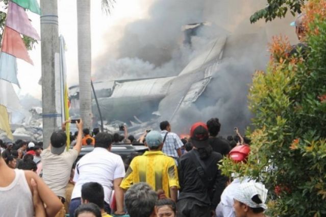 Έπεσε αεροσκάφος σε σπίτια - Φόβοι για πάνω από 100 νεκρούς στην Ινδονησία