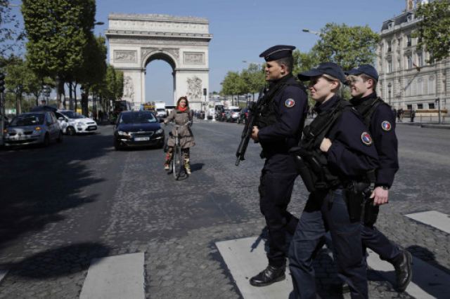 Επίθεση στο Παρίσι: Χειρόγραφο μήνυμα βρέθηκε κοντά στο πτώμα του δράστη