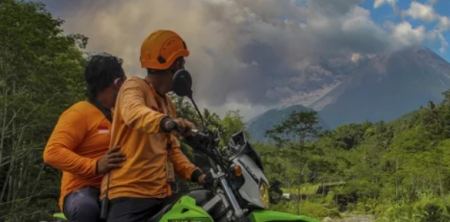 Iνδονησία: &quot;Βρυχάται&quot; το ηφαίστειο Μεράπι - Εκτόξευσε τέφρα σε ύψος επτά χιλιομέτρων (ΒΙΝΤΕΟ)