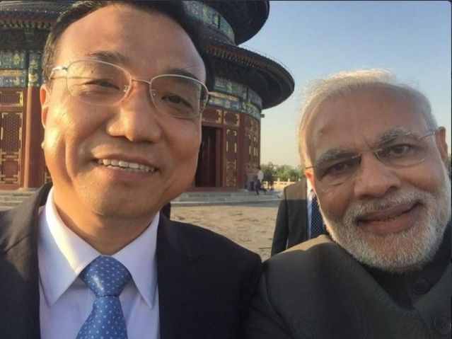 Selfie αξίας 22 δισεκατομμυρίων δολαρίων του Ινδού πρωθυπουργού με τον Πρόεδρο της Κίνας