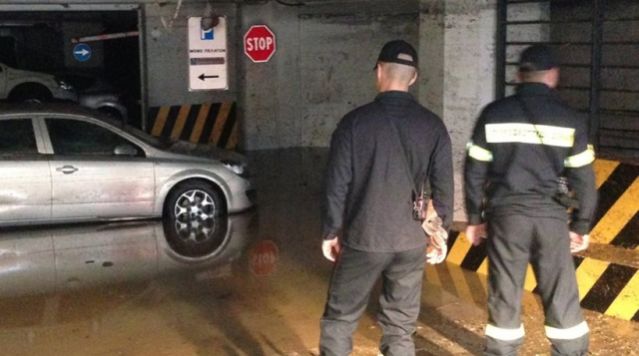 Συγκλονιστικές μαρτυρίες εγκλωβισμένων στο πάρκινγκ του σούπερ μάρκετ - Κινδύνεψαν ζωές από τη βροχή