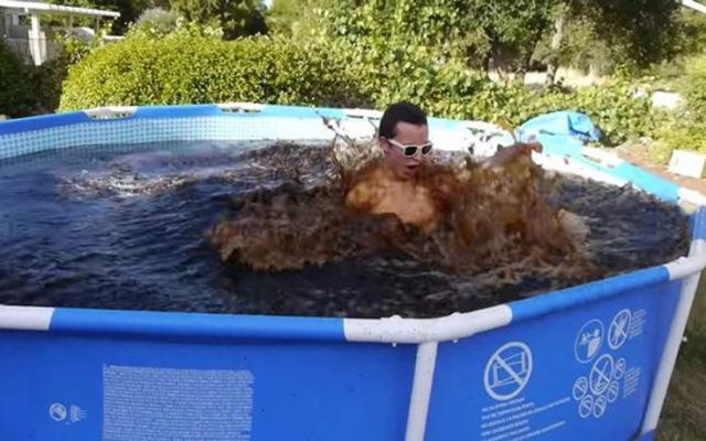 Πώς είναι να κάνεις μπάνιο σε πισίνα γεμάτη Coca-Cola και Mentos