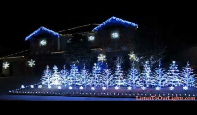 Φωταγώγησε το σπίτι του για τα Χριστούγεννα - Δείτε την μεγάλη έκπληξη που άφησε τους γείτονες άφωνους!