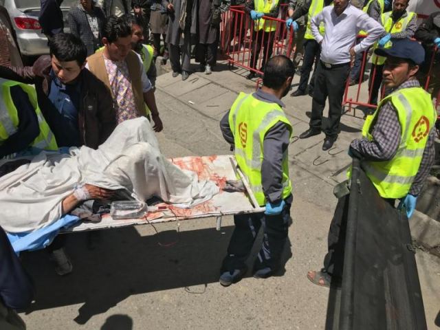 Αφγανιστάν: Στους 48 οι νεκροί από την επίθεση «καμικάζι» στην Καμπούλ – Αίμα και πανικός παντού [pics]