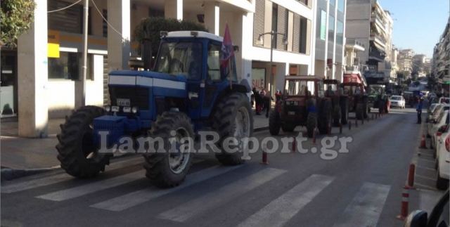 Λαμία: Με τα τρακτέρ στο κέντρο της πόλης - Έκλεισαν πάλι την εθνική οδό