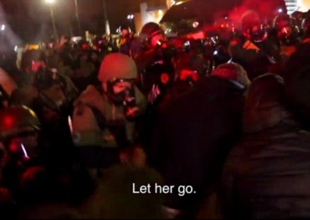 Φέργκιουσον: Δακρυγόνα και πλαστικές σφαίρες σε πλήθος που μετέφερε γυναίκα με καρδιακή προσβολή! (VIDEO)