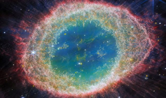 Νέες θεαματικές εικόνες από το Δακτυλιοειδές Νεφέλωμα: Τα χρώματα ενός «ετοιμοθάνατου» αστέρα