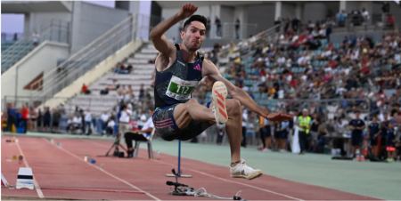 Πρωταθλητής Ελλάδας ο Μίλτος Τεντόγλου -«Πέταξε» στα 8,38 μ. και έπιασε το Ολυμπιακό όριο [βίντεο]