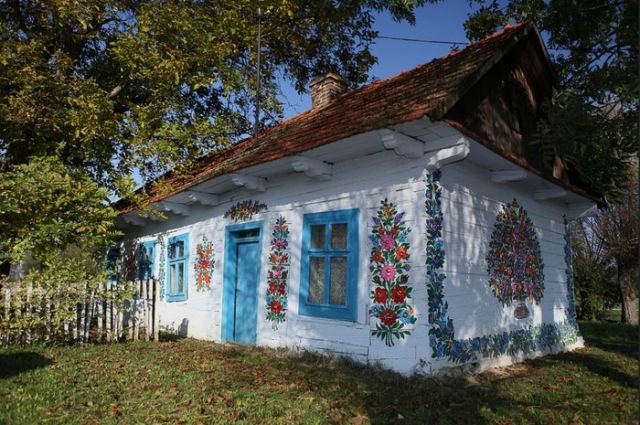 Ζαλίπιε: Ένα χωριό ζωγραφισμένο κυριολεκτικά με το χέρι! (ΦΩΤΟ)