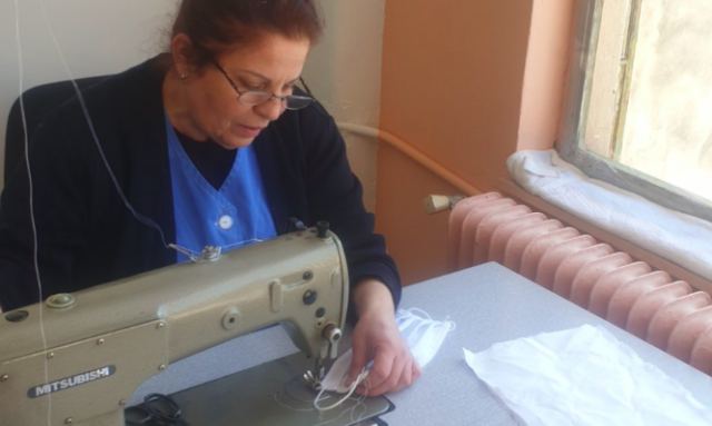 Κορωνοϊός: Ράβουν μάσκες στη … ραπτομηχανή στο «Δρομοκαΐτειο» (video)