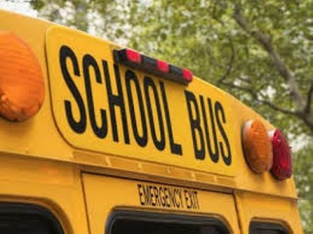 Τουλάχιστον 10 νεκροί από σύγκρουση σχολικού λεωφορείου με φορτηγό
