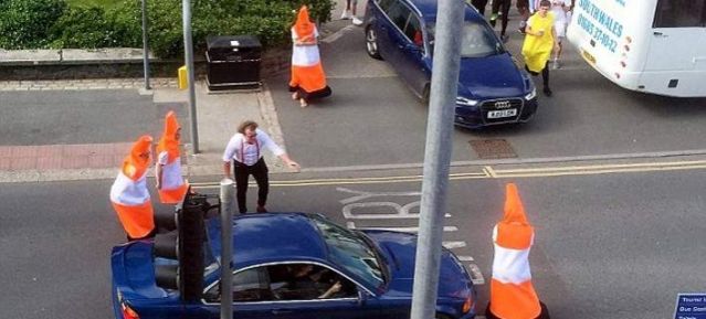 Ξελιγωτική φάρσα: Ντύθηκαν πορτοκαλί κώνοι τροχαίας και προκάλεσαν κυκλοφοριακό κομφούζιο [βίντεο &amp; εικόνες]