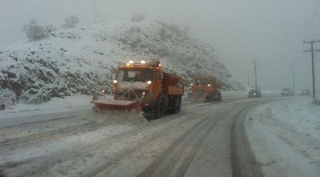 ΤΩΡΑ: Με αλυσίδες στην εθνική οδό - Μάχη με το χιονιά για να την κρατήσουν ανοιχτή