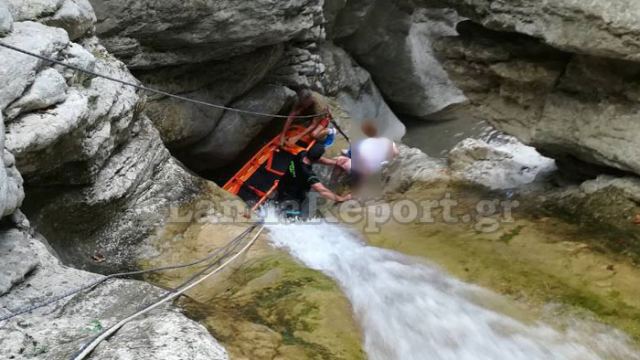 Φθιώτιδα: Κοπέλα έπεσε σε καταρράκτη από ύψος 10 μέτρων - Εικόνες από τη διάσωση