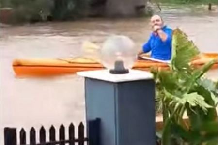 Ρίο: Βίντεο με άντρα να κάνει κανό στους πλημμυρισμένους δρόμους