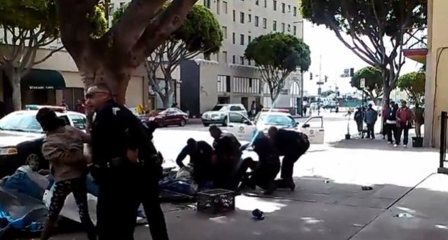 ΒΙΝΤΕΟ: Αστυνομικοί σκοτώνουν άστεγο στο Λος Άντζελες