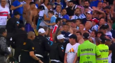 Απίστευτα επεισόδια στο ντέρμπι Βραζιλία - Αργεντινή μεταξύ οπαδών, καθυστέρησε 30 λεπτά η έναρξη του αγώνα