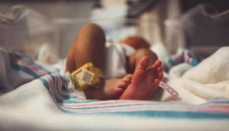 Μωρό με DNA από τρεις διαφορετικούς ανθρώπους γεννήθηκε για πρώτη φορά στη Βρετανία