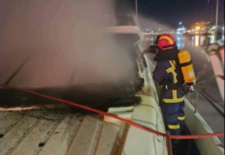 Πυρκαγιά σε τουριστικό σκάφος στην Αγία Μαρίνα Χαλκίδας