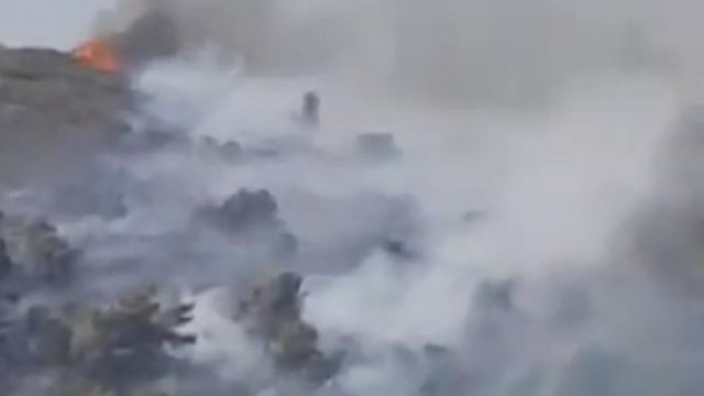 Μεγάλη φωτιά στα Σπάτα κοντά σε εμπορικό κέντρο, εκκενώνονται σπίτια