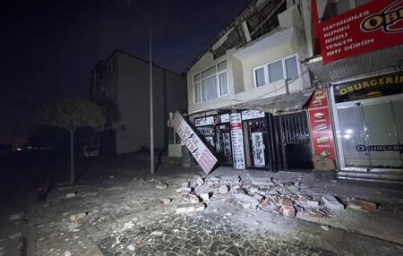Τουρκία: 22 τραυματίες από τον ισχυρό σεισμό – Στους δρόμους βγήκαν οι κάτοικοι