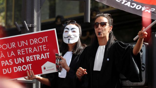 Στους δρόμους του Παρισιού γιατροί, δικηγόροι &amp; πιλότοι για συνταξιοδοτικό