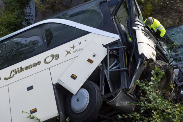 Πολύνεκρο τροχαίο στη Βουλγαρία – Τουριστικό λεωφορείο ανετράπη και «έλιωσε» 4 αυτοκίνητα